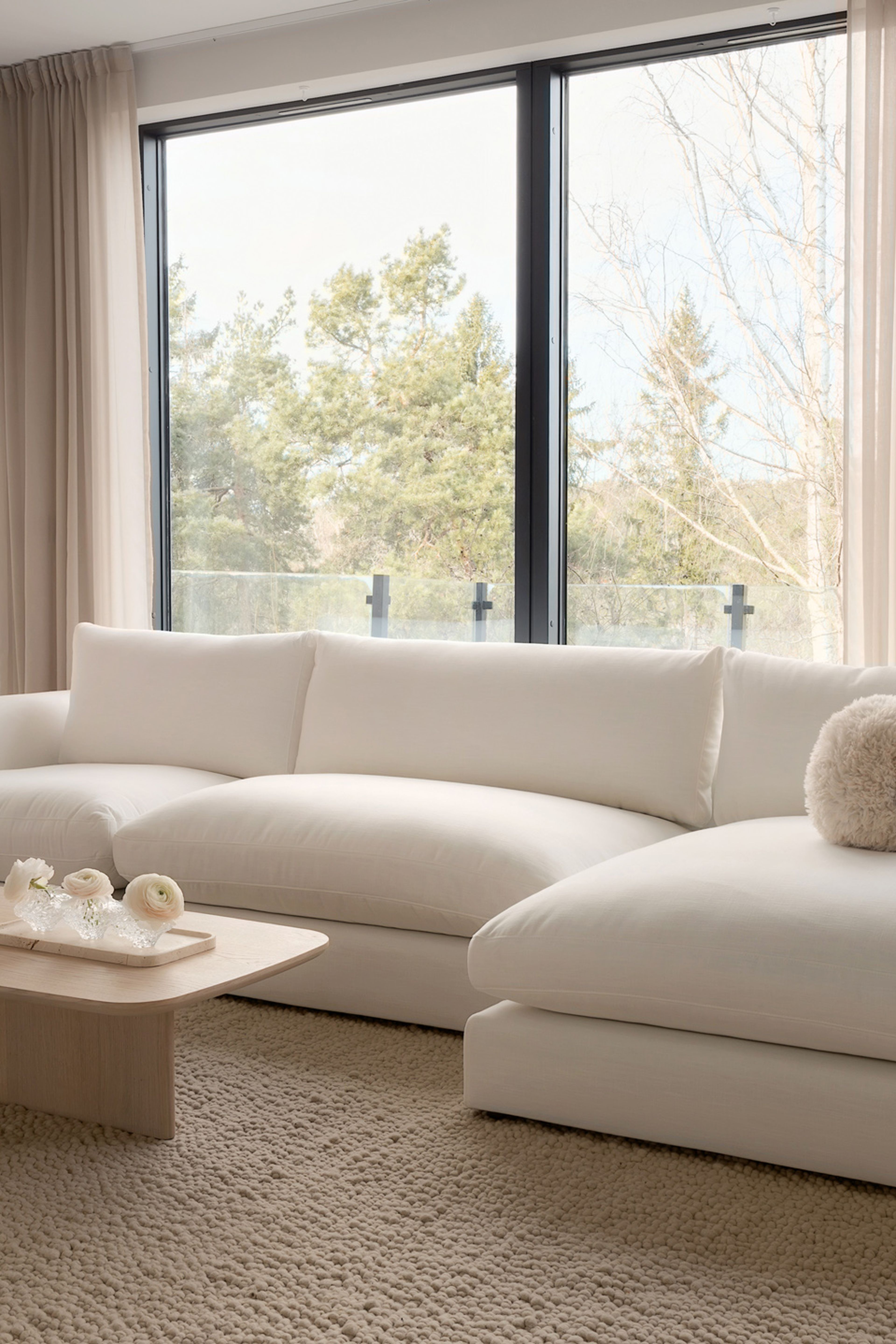 Capri modulsoffa i vitt tyg med divan i ljust vardagsrum